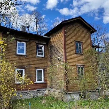 Veerenni Studio, Modern & Central.